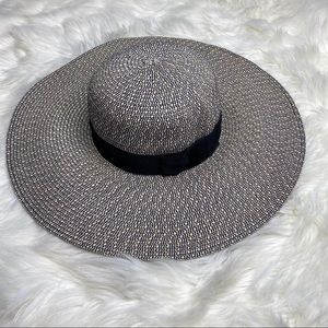 🖤SALE: price drop🖤Beach straw hat w/ black trim